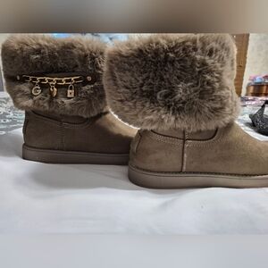 Women's GBG Brown Size 8M Fur-Lined Boots Chain And Charm Embellishments